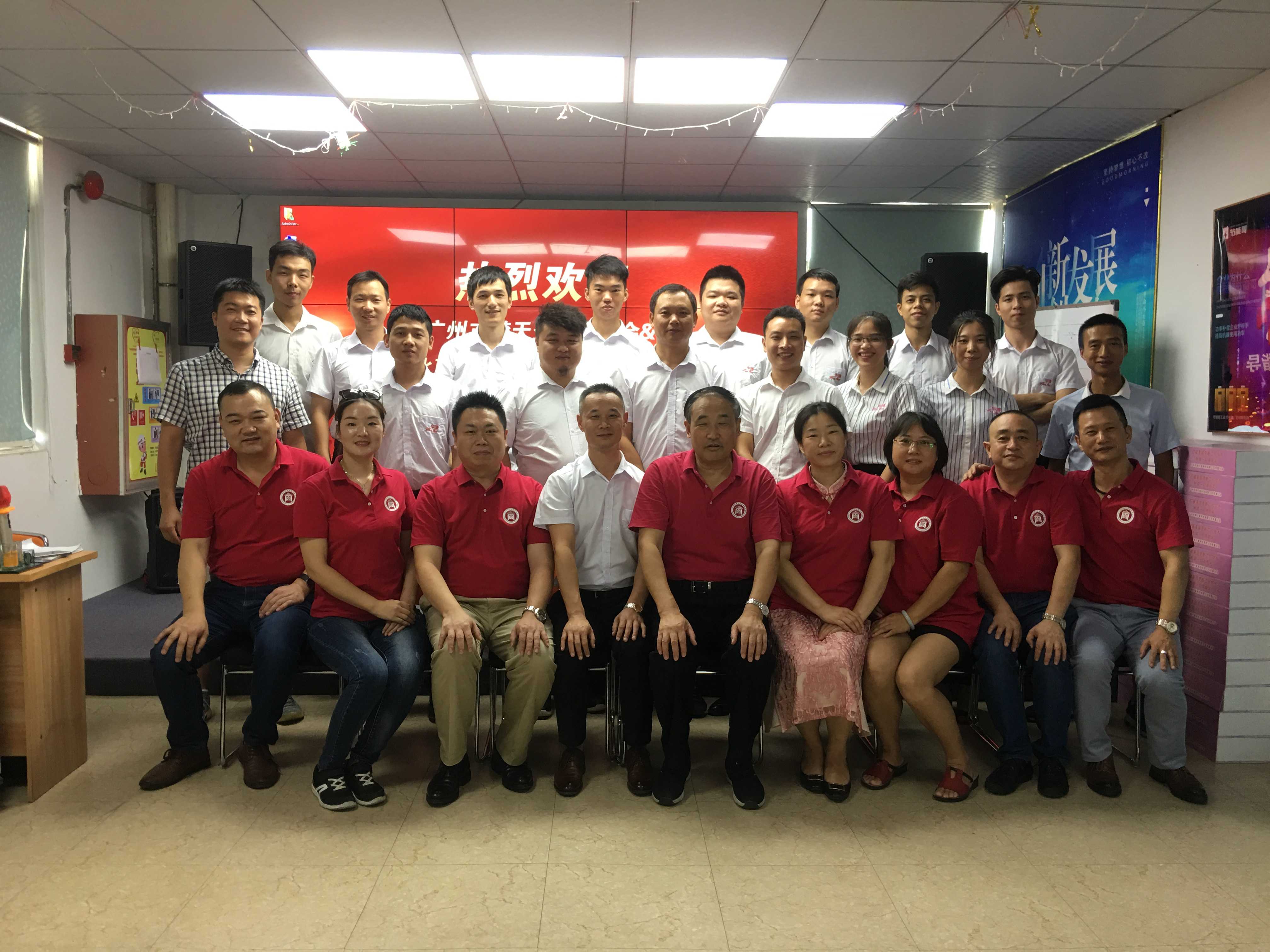 華璟員工與商會合影.jpg
