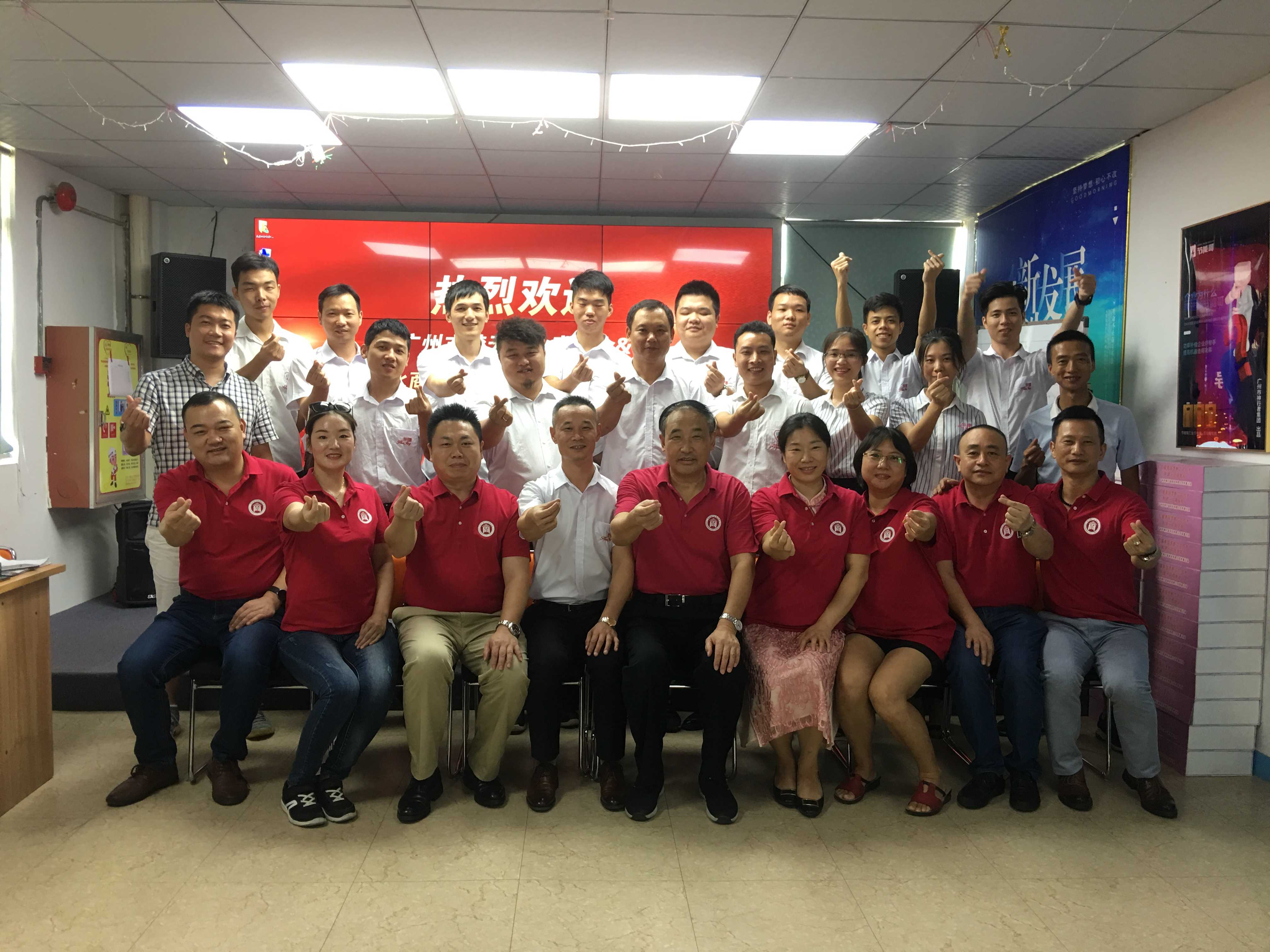 商會一行人合影.jpg