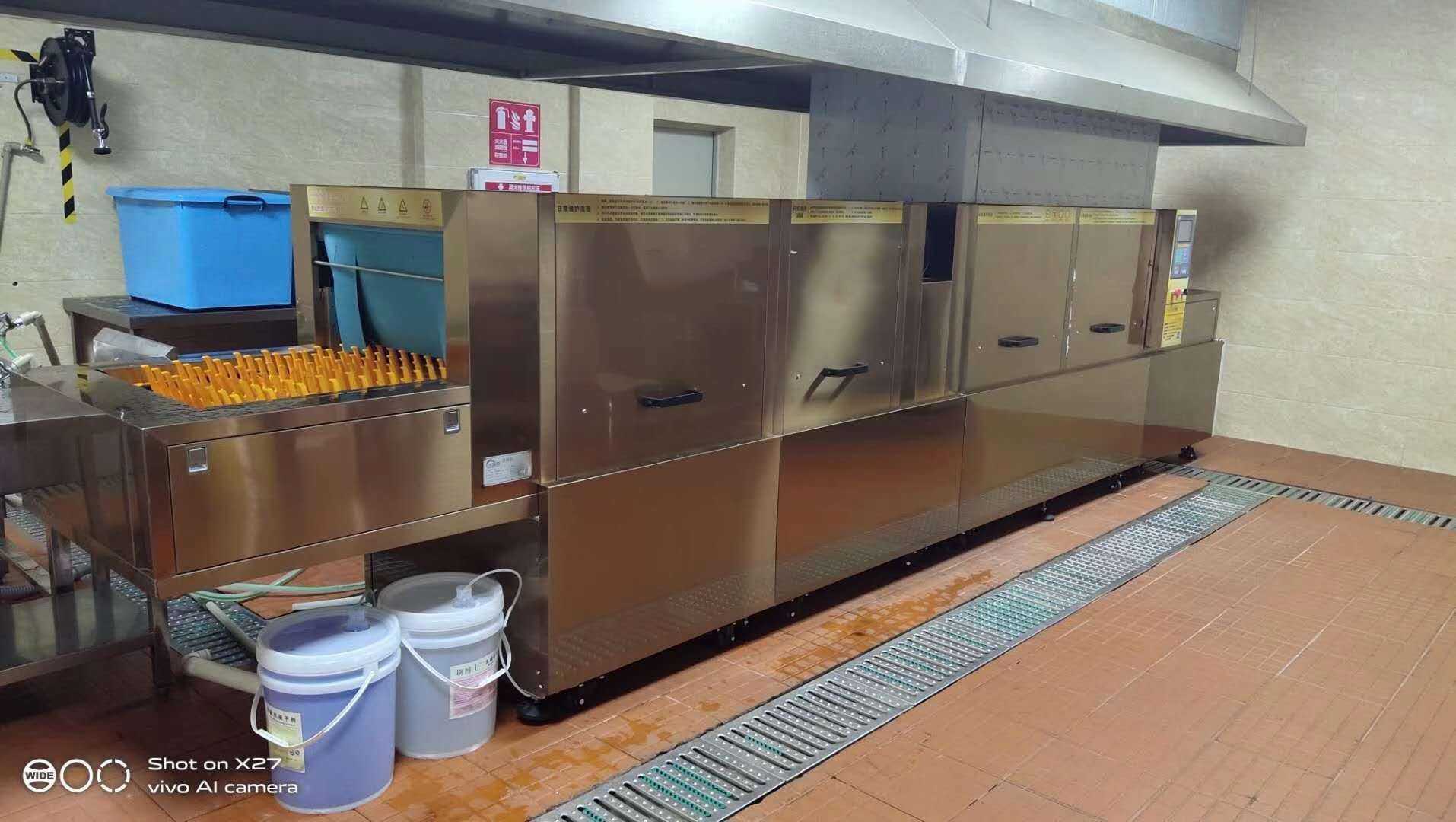 食堂不銹鋼餐具用洗碗機洗更方便，不銹鋼餐具的保養(yǎng)也需要注意哦